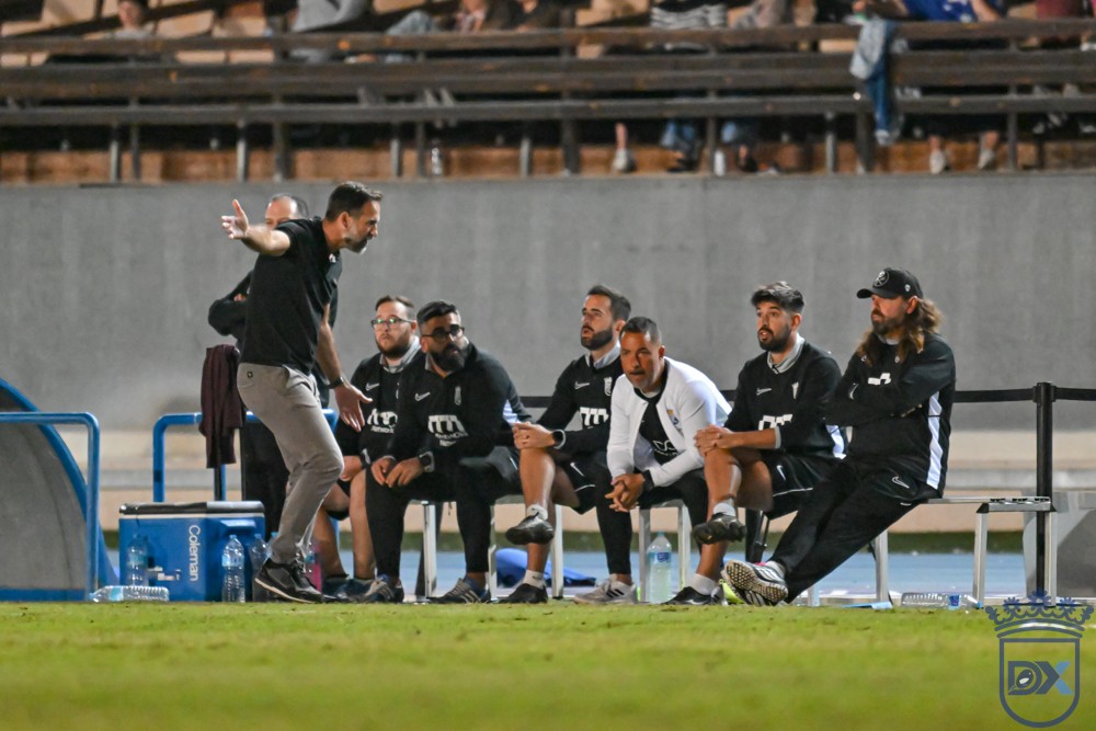 Abel Segovia gives instructions from the touchline at Chapín next to the Xerez CD bench