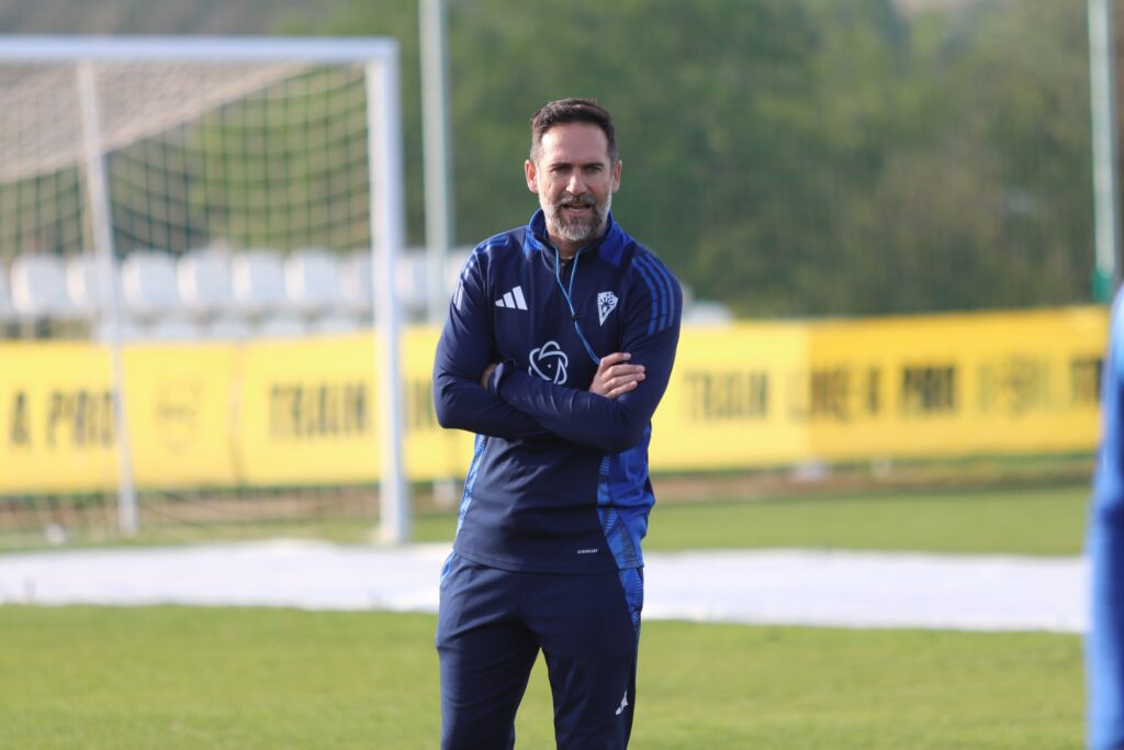 Coach Abel Segovia during a training session