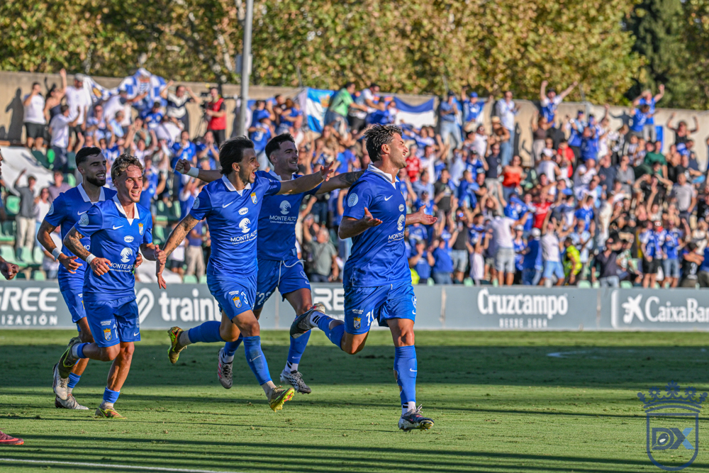 Xerez CD players celebrate Chuma’s goal in front of the travelling azulino fans at the Ciudad Deportiva Luis del Sol