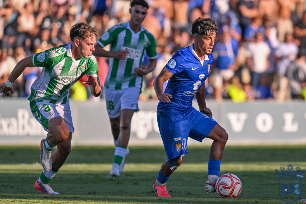 Xerez CD on the ball against Betis Deportivo