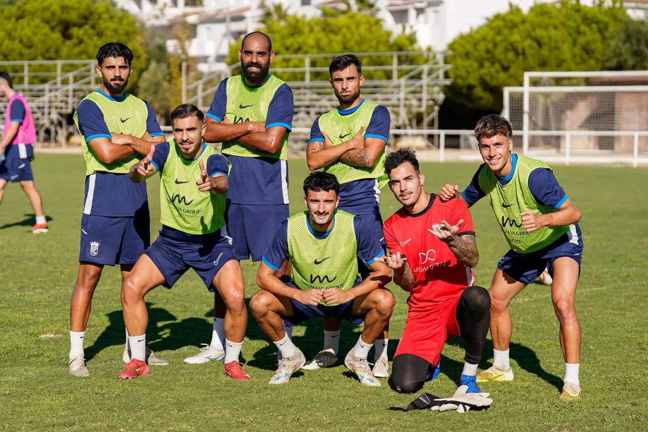 Jugadores del Xerez CD posan con peto durante un entrenamiento