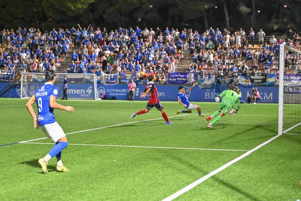 A Xerez CD attack into the Estepona area as the home goalkeeper comes out