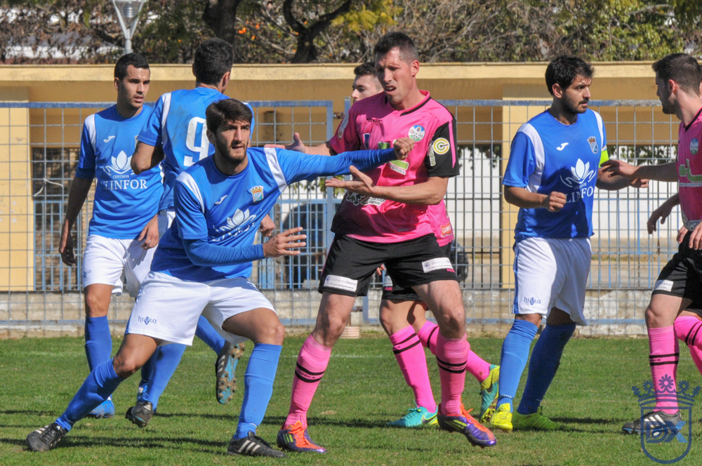 Xerez CD players, in blue, and Ciudad de Lucena players, in pink, in the first meeting between the two sides, in 2017