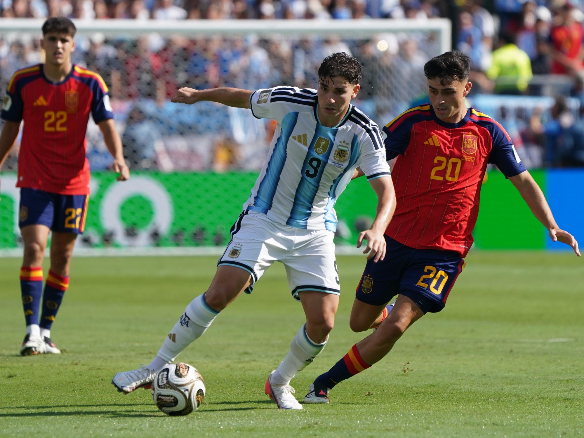 Duel between an Argentina forward and Spain's Pedri in the 2026 World Cup final