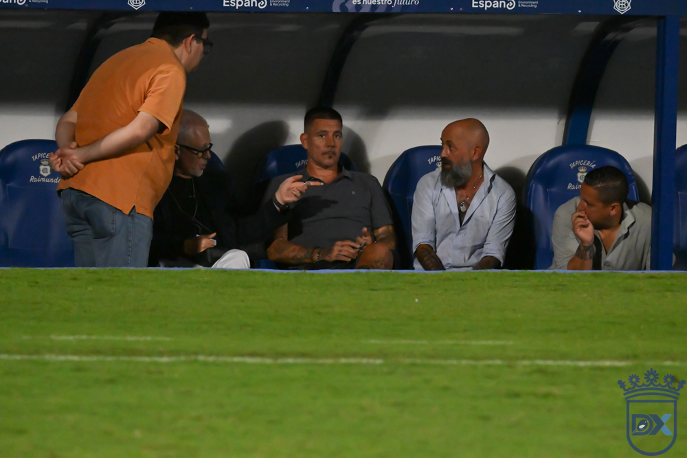 Several people follow the match from the bench at the Nuevo Colombino