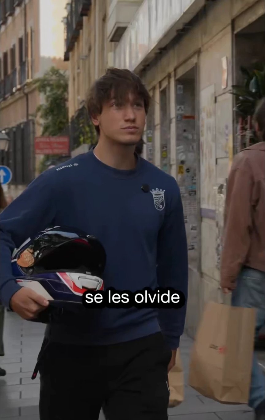The star of the PP video wearing a sweatshirt with the Xerez CD crest