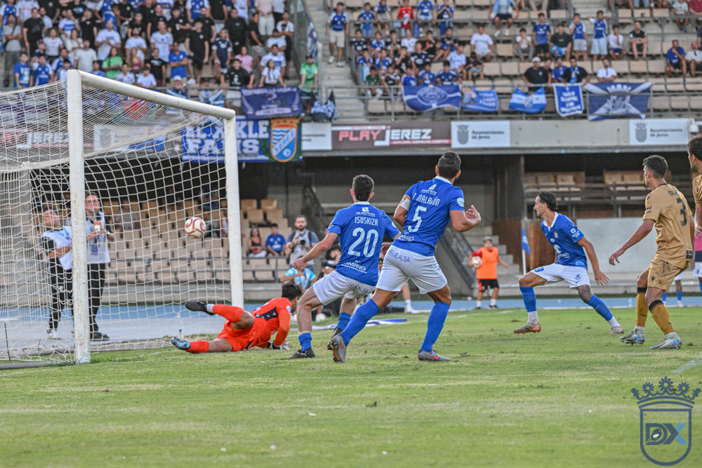 El balón entra en la portería visitante en el tanto que recortó distancias para el Xerez CD