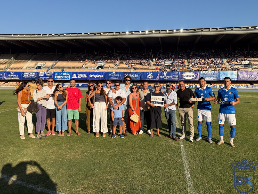 Homenaje a Borja Ferrer sobre el césped de Chapín, con familiares y amigos del exjugador azulino