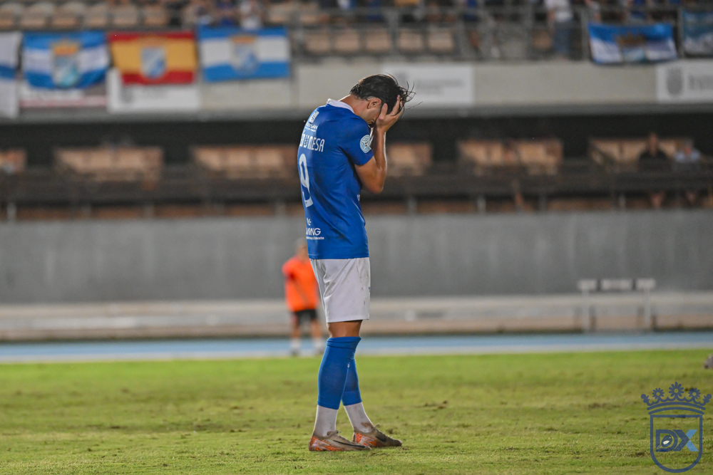 Rubén Mesa se lamenta sobre el césped de Chapín tras el penalti errado en el minuto 94