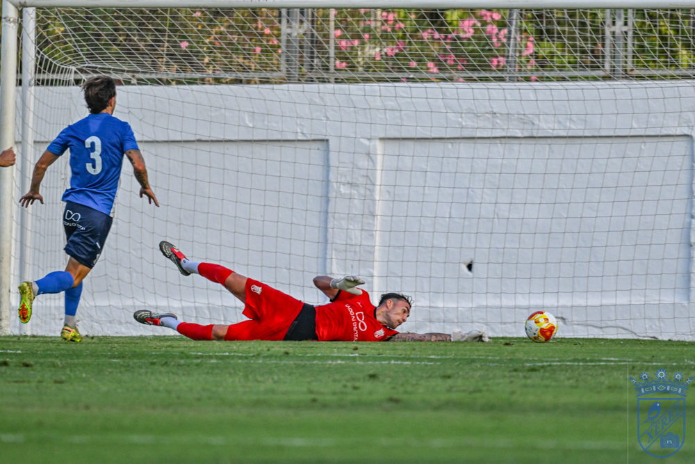Marcos Alconchel stretches to prevent a goal against Real Betis C