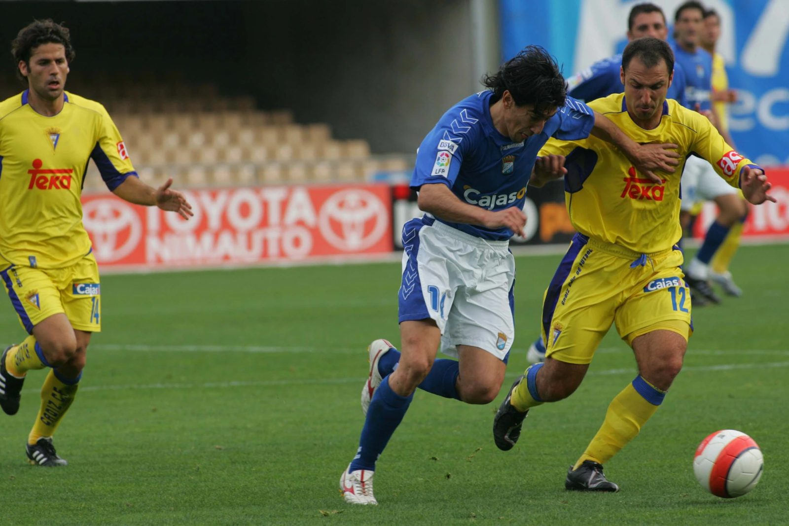 A Xerez CD player battles for the ball with a Cádiz CF defender in an archive derby