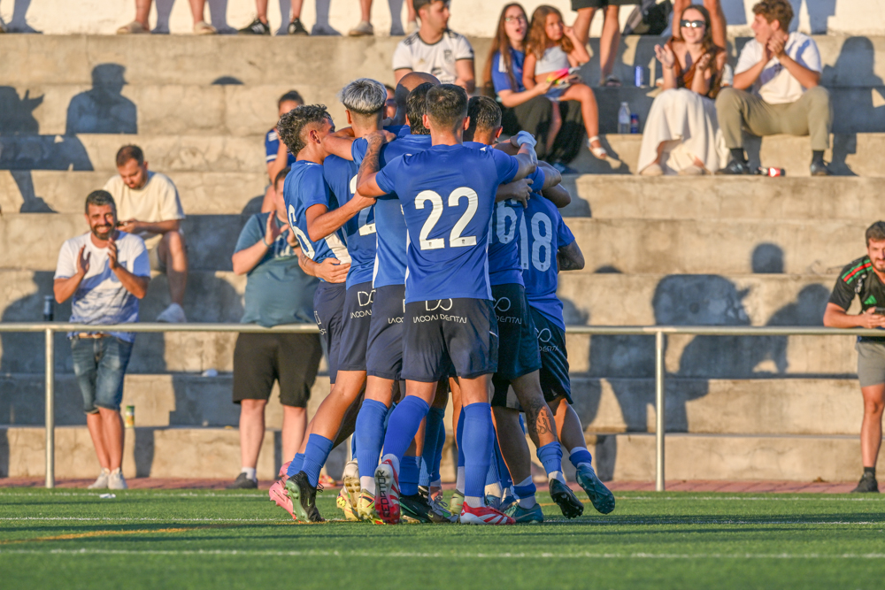 Jugadores del Xerez CD celebran un gol ante el Ceuta B en el Trofeo Andrés Chacón Oñate
