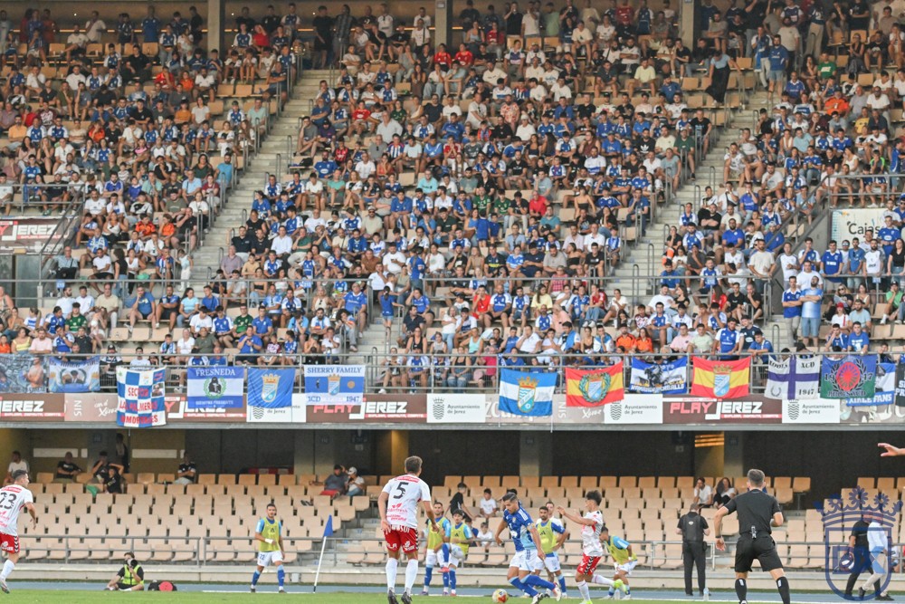 Aficionados del Xerez CD en la grada de Chapín durante un partido