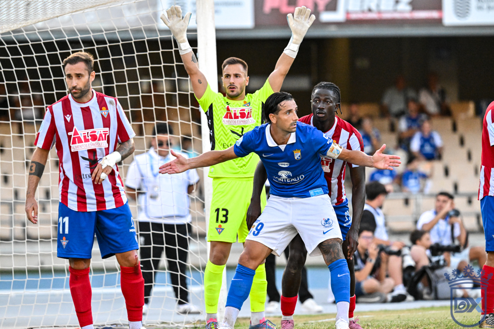 Rubén Mesa calls for the ball inside the Don Benito area during a set-piece