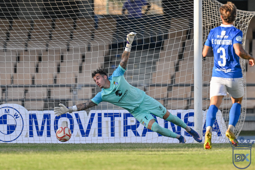 Carlos Pantoja dives to save a Don Benito shot at Estadio Municipal de Chapín