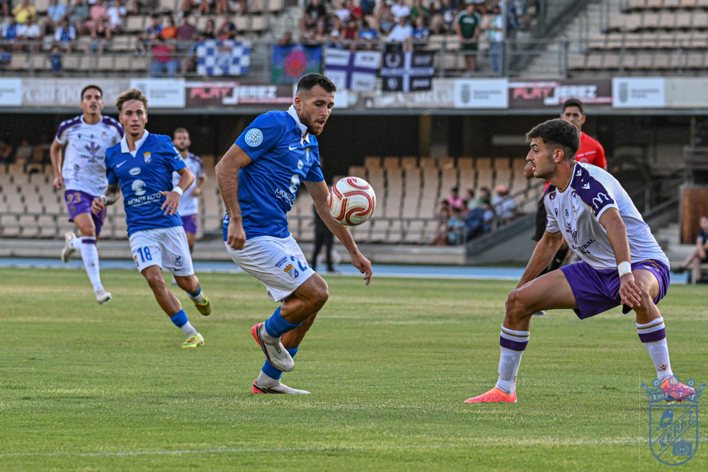 A Xerez CD player challenges a Real Jaén defender at Chapín
