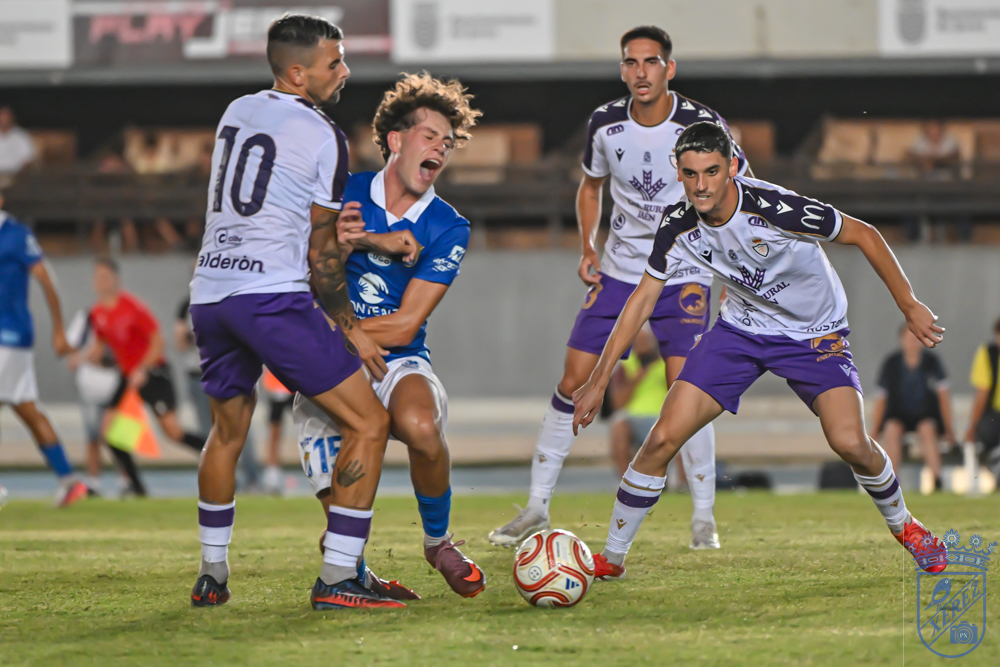 Real Jaén players challenge a Xerez CD player for the ball
