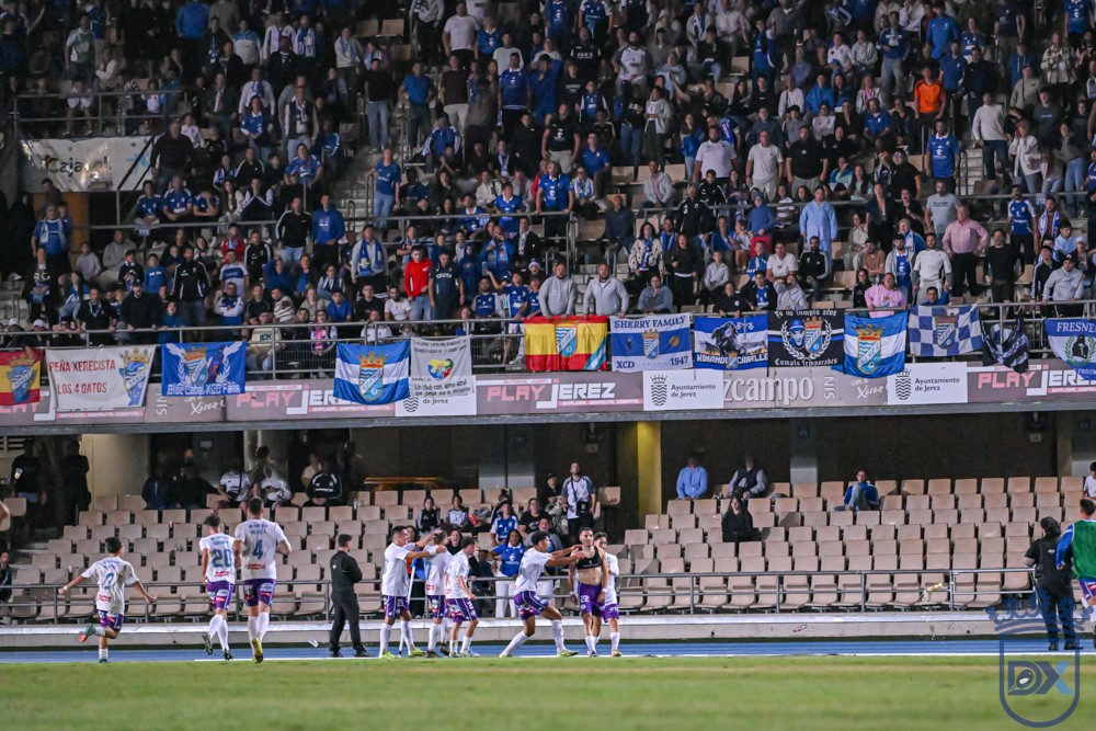 Los jugadores del Ciudad de Lucena celebran el gol del 0-1 ante la grada de Chapín