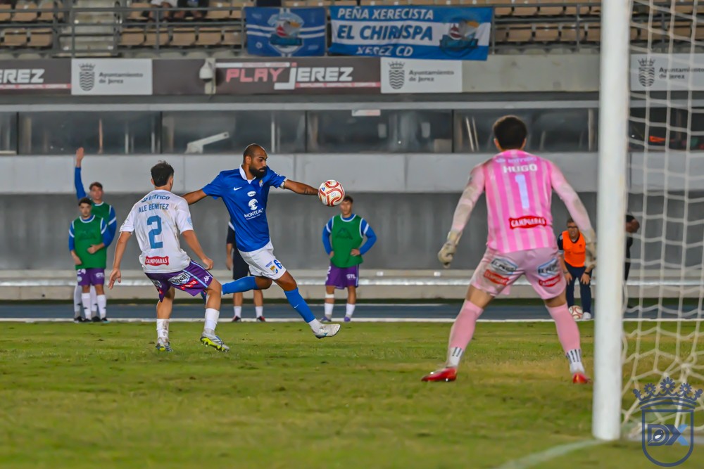 A Xerez CD player controls the ball against a Ciudad de Lucena defender in the area at Chapín