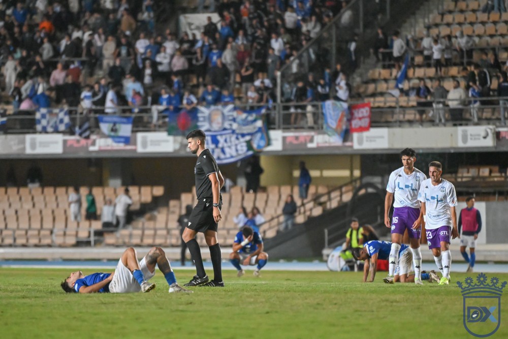 Jugadores del Xerez CD tendidos sobre el césped de Chapín tras el gol del Ciudad de Lucena