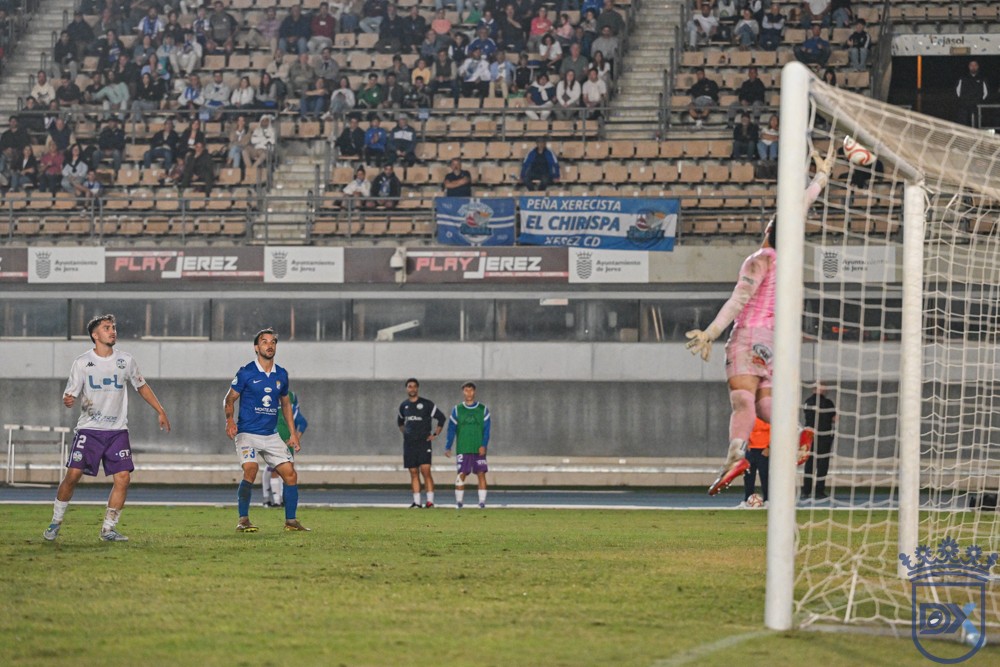 El portero del Ciudad de Lucena se estira junto al larguero en una llegada del Xerez CD