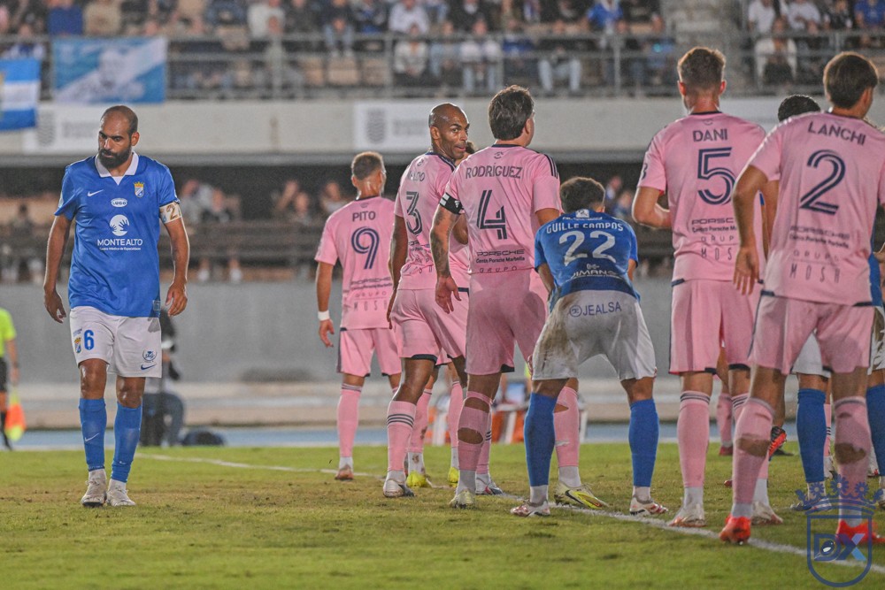 Fali, wearing the captain's armband, in the match against Marbella at Chapín