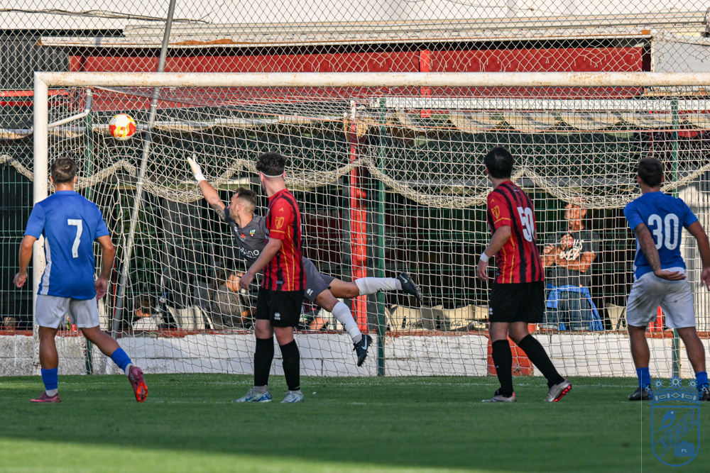 El balón entra en la portería de la UD Roteña tras la falta directa de Fali