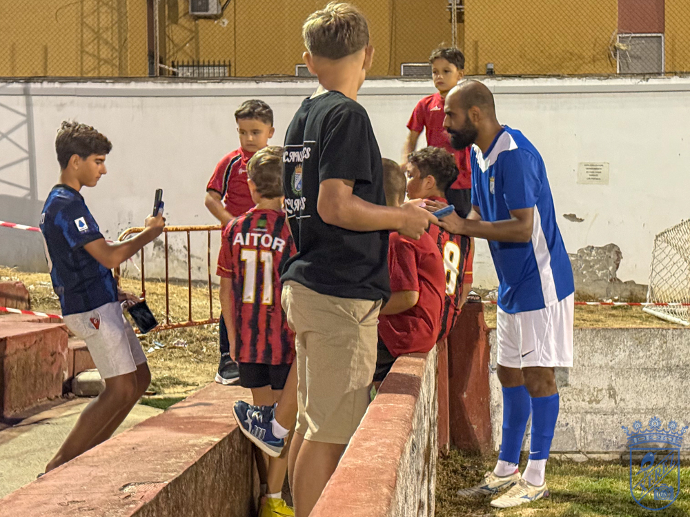 Fali atiende a un grupo de niños que le piden autógrafos junto a la banda en Rota