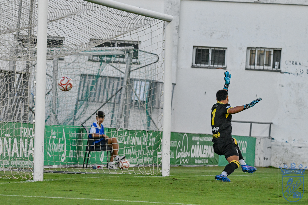 El balón entra en la portería del Atlético Sanluqueño en el 0-1 del Xerez CD