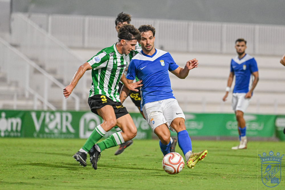 Un jugador del Xerez CD protege el balón ante un defensor sanluqueño