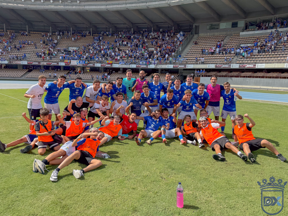 Los jugadores del Xerez CD celebran la victoria ante el Tenerife B junto a jóvenes aficionados sobre el césped de Chapín