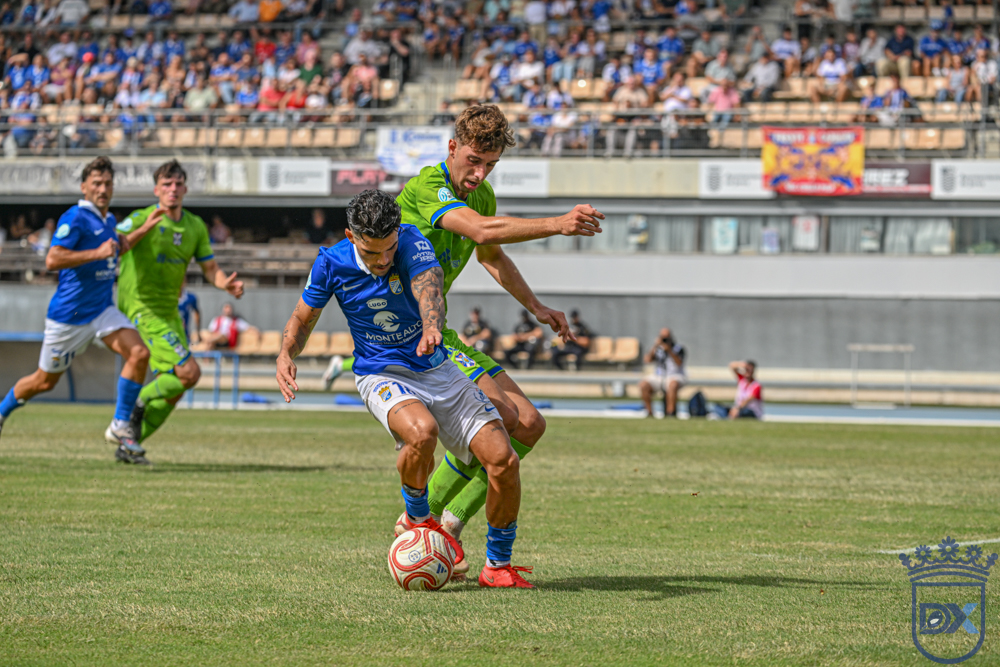 Battle for the ball in Xerez CD v Tenerife B